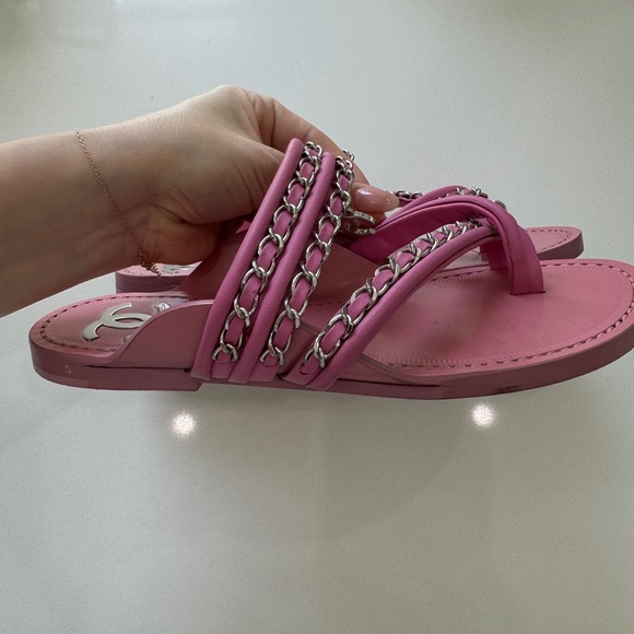 Chanel 19C Pink Chain Thong Sandals Flats C875 worn 3-4x on vacation - Picture 3 of 4